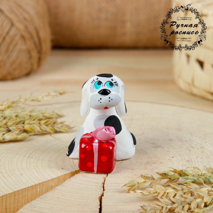 Сувенир ковровская глиняная игрушка «Собачка с подарком»