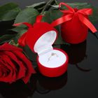 Футляр бархатный под кольцо "Подарочек", 5*5*6, цвет красный, вставка белая