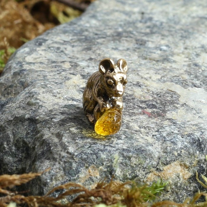 Сувенир латунный "Мышка с монеткой", с натуральным янтарём